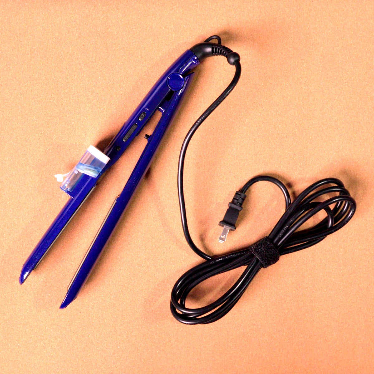 Plancha Lisfashion Biónica abierta en diagonal con su cable, vista superior