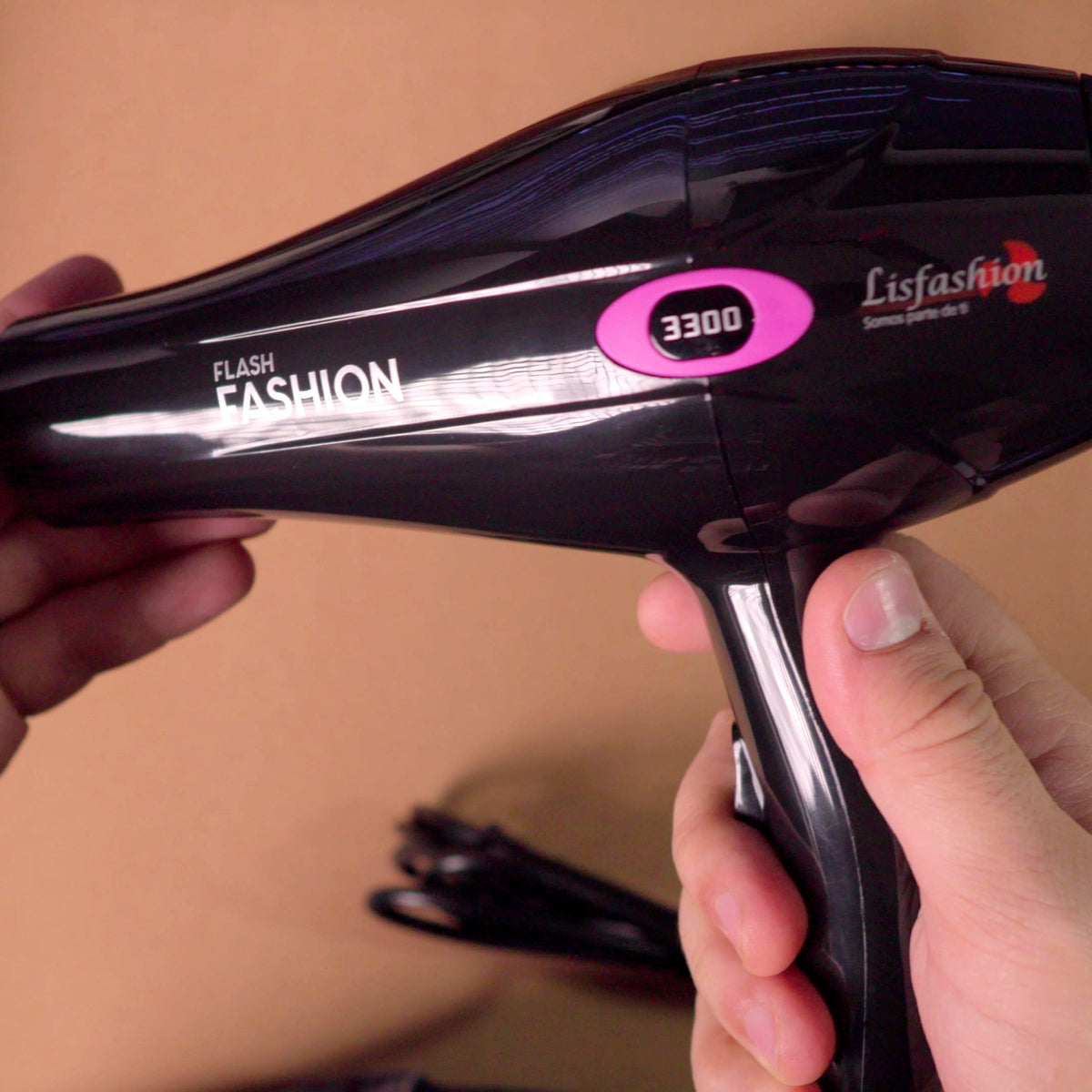 Secador Lisfashion Flash Fashion LF3300 negro de perfil con la insignia 3300 fucsia y el logo Lisfashion
