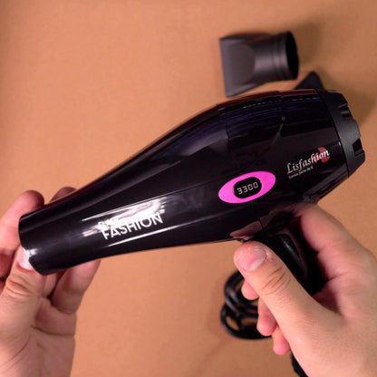 Secador profesional Lisfashion Flash Fashion LF3300 negro brillante en ángulo, con boquilla al fondo