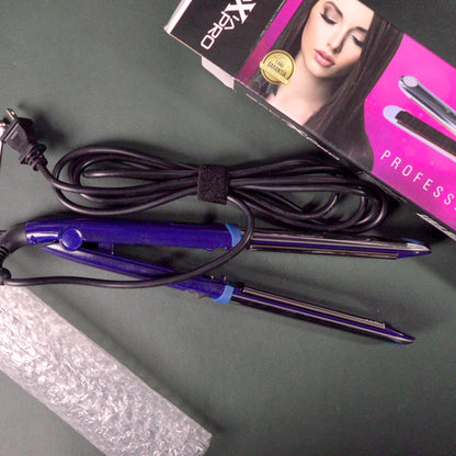 Plancha Lisfashion Galaxia Pro azul fuera de la caja, con su cable y la caja fucsia sobre la mesa