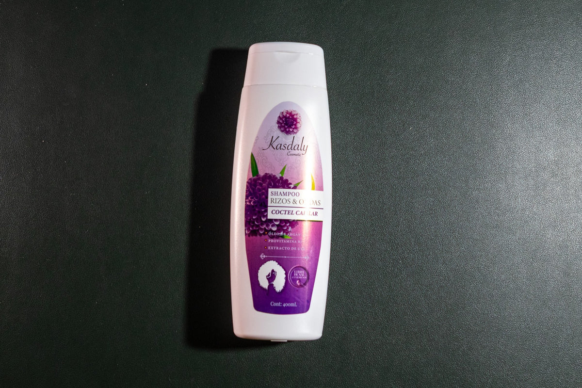 Frasco de shampoo Kasdaly Rizos y Ondas Cóctel Capilar 400 ml con óleo de argán